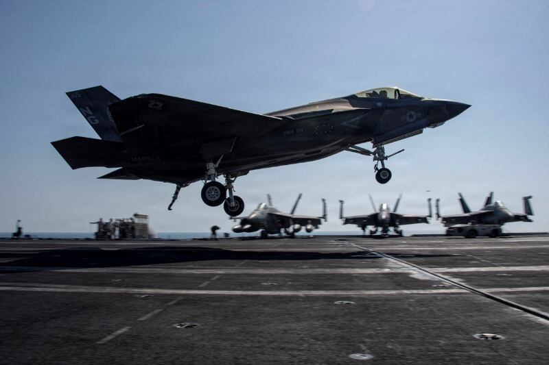 Un F-35C Lightning II de la Infantería de Marina de EE. UU. se prepara para realizar un aterrizaje con detención en la cubierta de vuelo del portaaviones USS Abraham Lincoln (REUTERS)