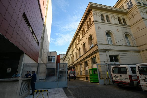 Un anestesista ofrecía “viajes controlados”: la muerte de un residente por sobredosis dejó a un hospital bajo la lupa