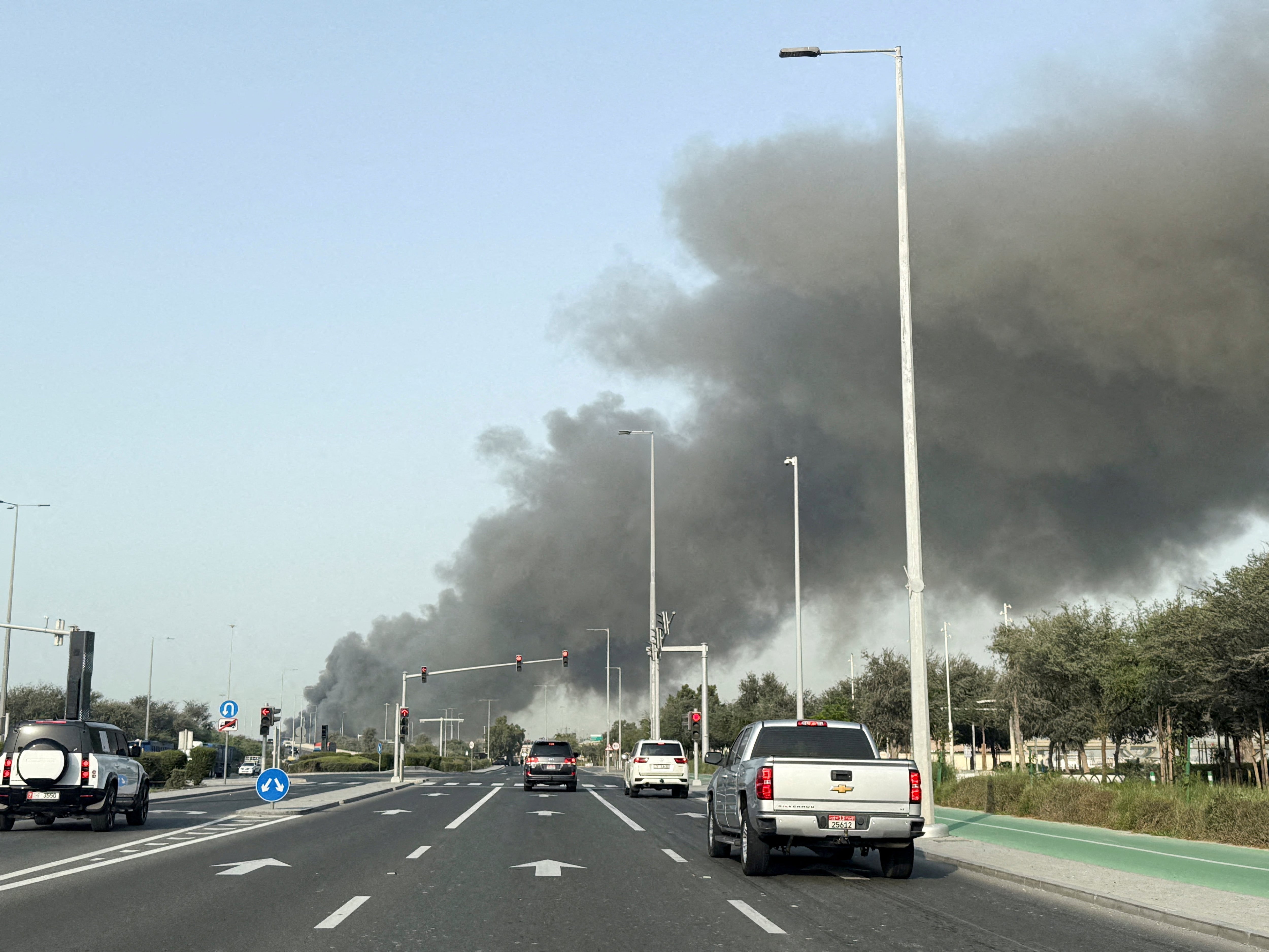 El humo se eleva desde el puerto de Zayed tras un ataque iraní en Abu Dhabi (REUTERS)