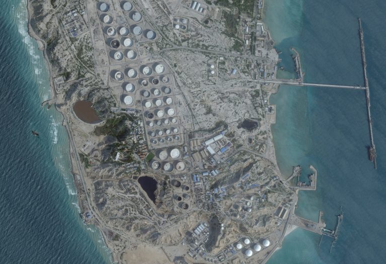 Un centro petrolero de Emiratos Árabes Unidos sufrió un incendio tras un ataque con drones por parte de Irán