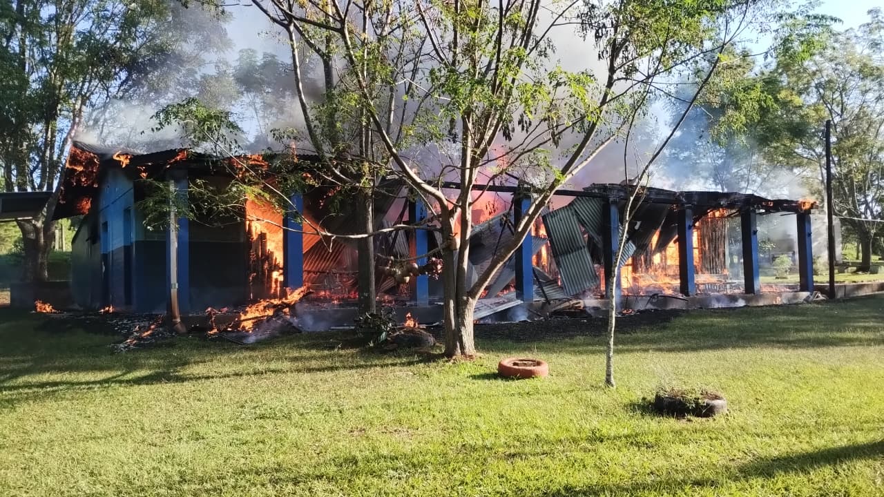 Policías y bomberos acudieron luego de que la directora recibiera la alerta de los vecinos