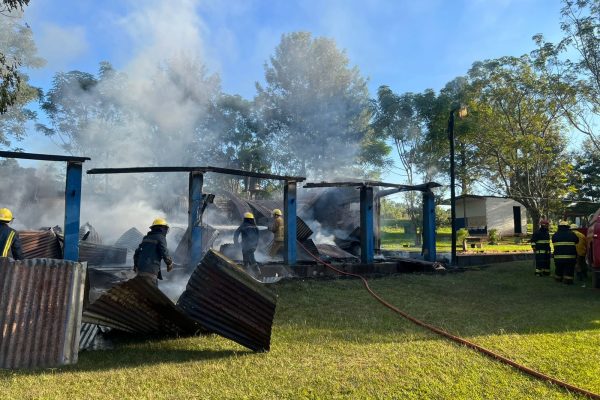 Un chico de 13 años fue acusado de incendiar intencionalmente un colegio en Misiones