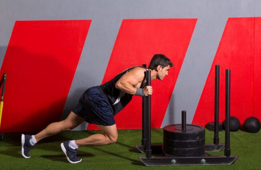 El método Hamilton incorpora el calentamiento RAMP y ejercicios funcionales como empuje y arrastre de trineos en cada rutina para mejorar el rendimiento físico (Crédito: Freepik)