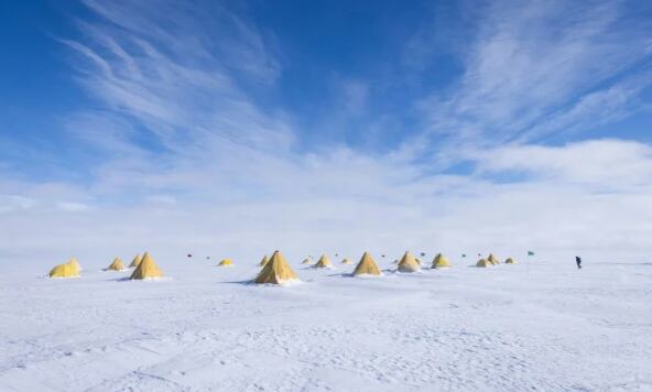 Durante dos meses, un equipo de investigadores de diez países vivió y trabajó en un campamento remoto en la Antártida Occidental. Sus esfuerzos culminaron en la recuperación de un notable registro del clima pasado preservado en los sedimentos bajo el hielo. (Crédito: Ana Tovey / SWAIS2C) 