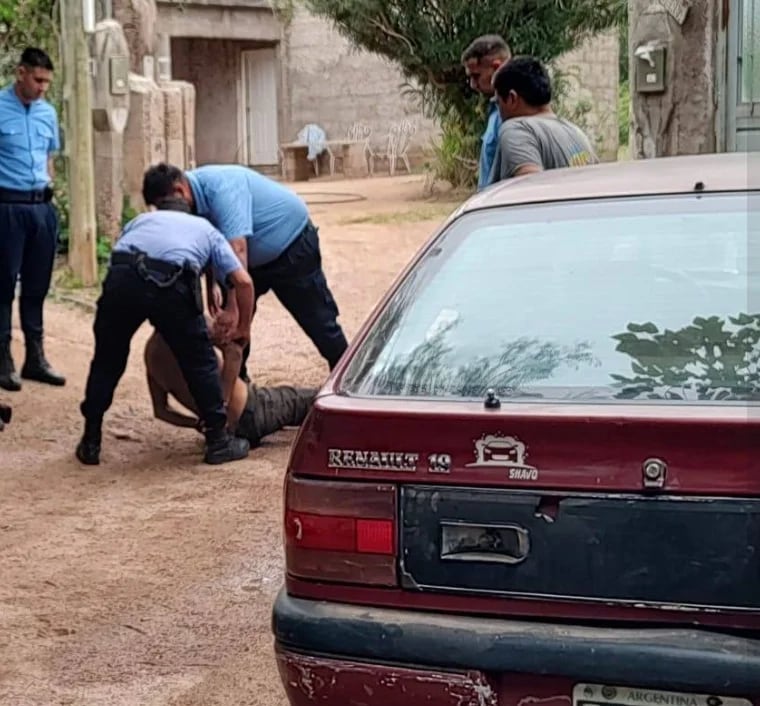 El momento en el que la policía detuvo al acusado (Gentileza: Medios Rioja)