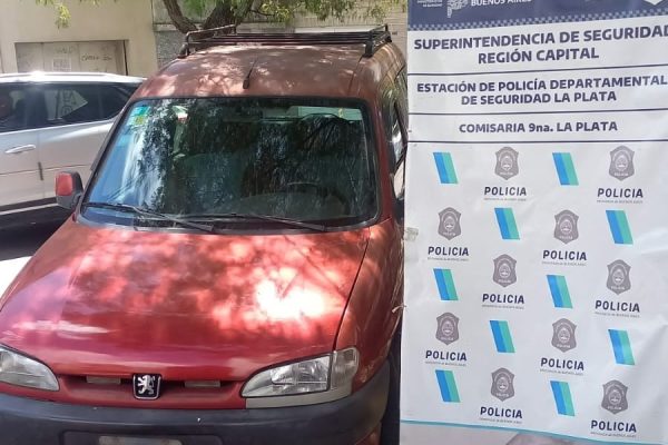Un hombre fue detenido por masturbarse dentro de una camioneta viendo mujeres en el Bosque de La Plata