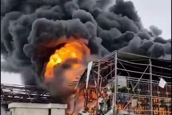 Un misil iraní provocó un incendio en una zona industrial del sur de Israel: intentan contener la fuga de materiales peligrosos