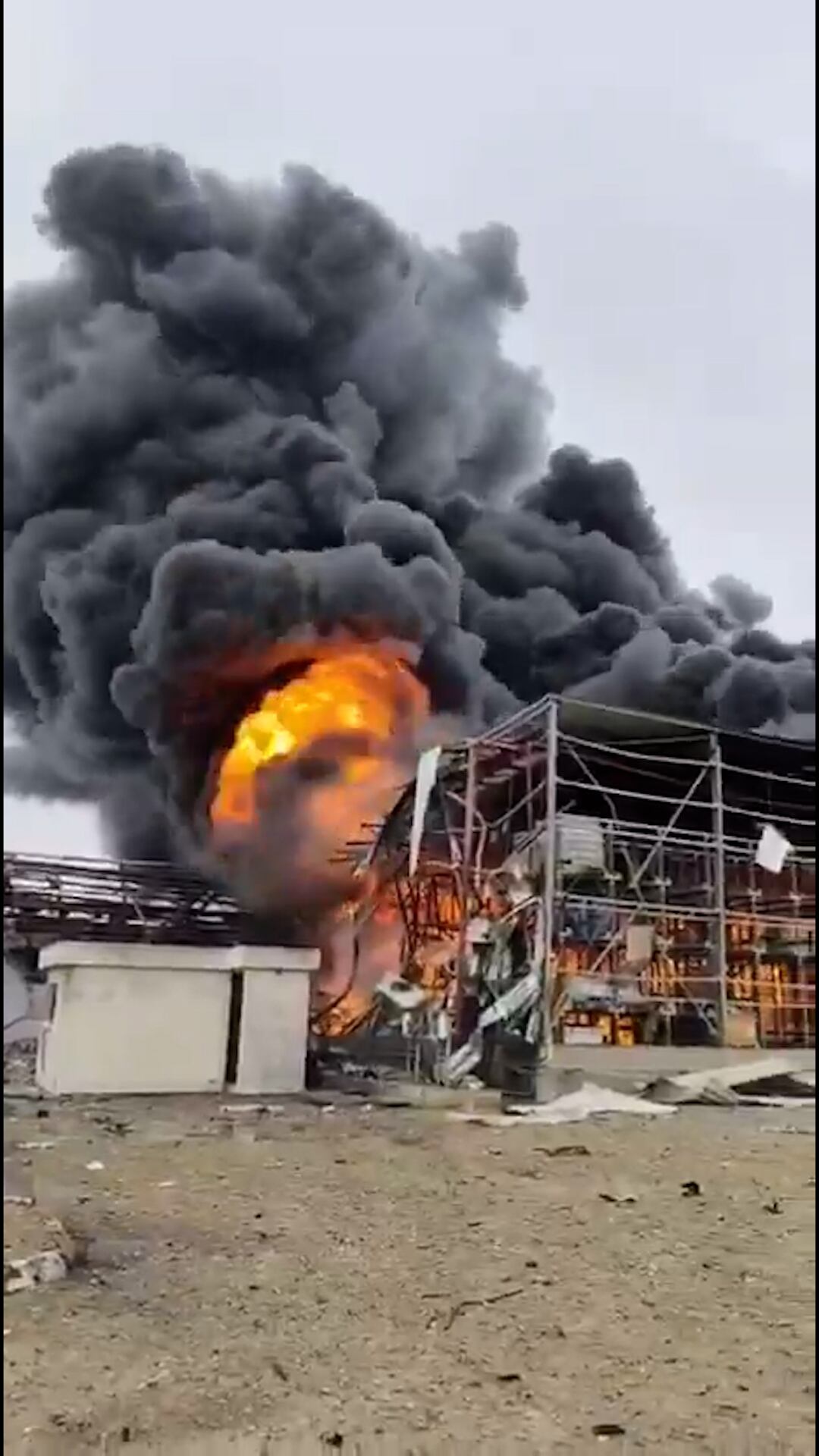 Un misil iraní provocó un incendio en una zona industrial del sur de Israel: intentan contener la fuga de materiales peligrosos