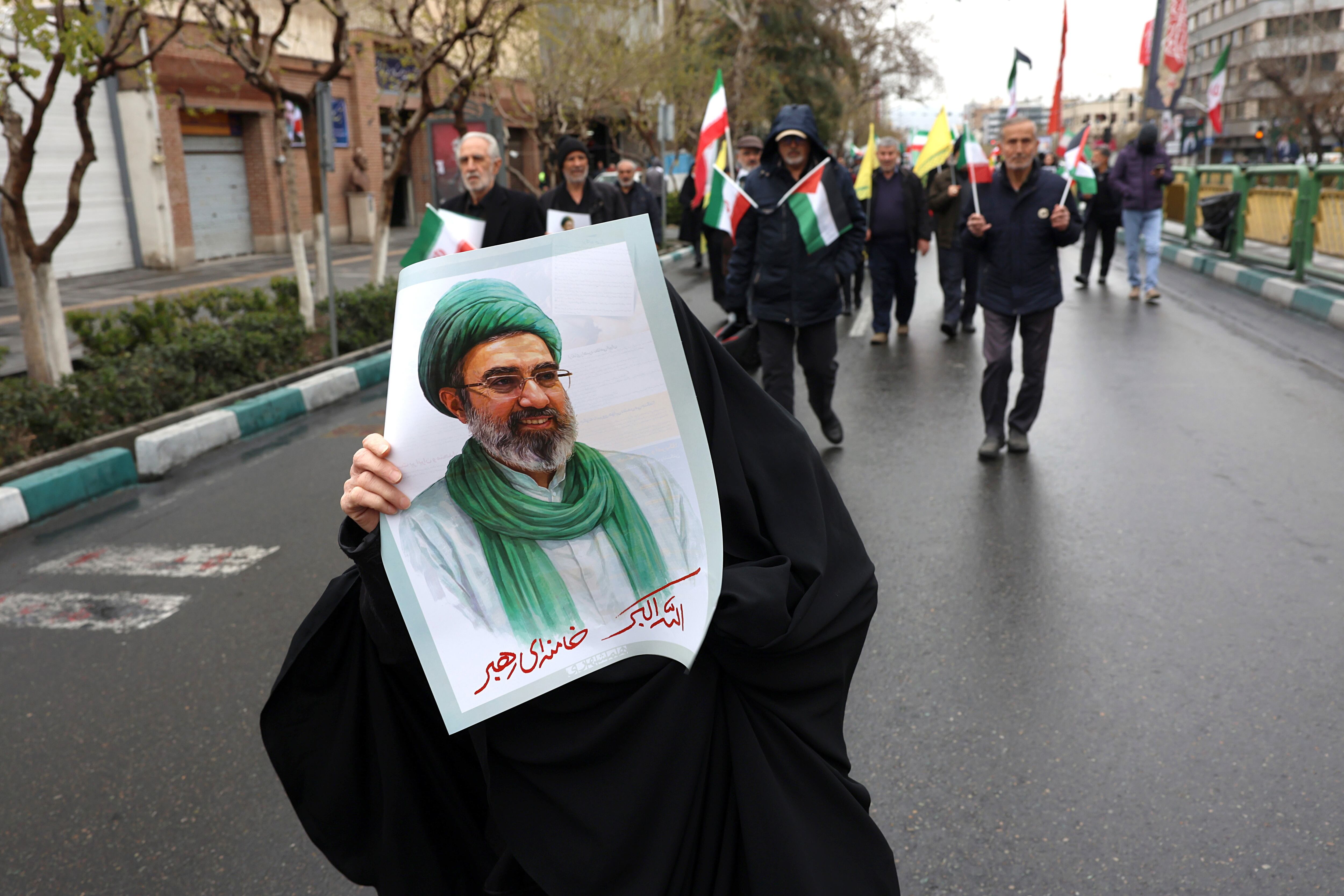 Un participante sostiene un cartel con la imagen del líder supremo iraní Mojtaba Khamenei durante una manifestación para conmemorar el Día Internacional de Al-Quds en Teherán, Irán (EFE/EPA/ABEDIN TAHERKENAREH)