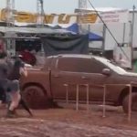 Una camioneta 4×4 perdió el control y atropelló a un grupo de personas en una competencia clandestina en Misiones