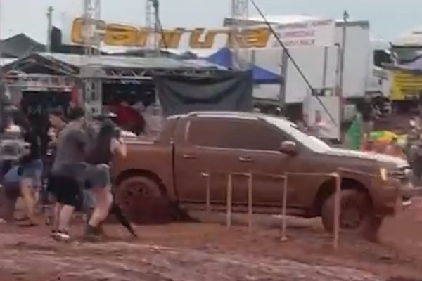 Una camioneta 4×4 perdió el control y atropelló a un grupo de personas en una competencia clandestina en Misiones