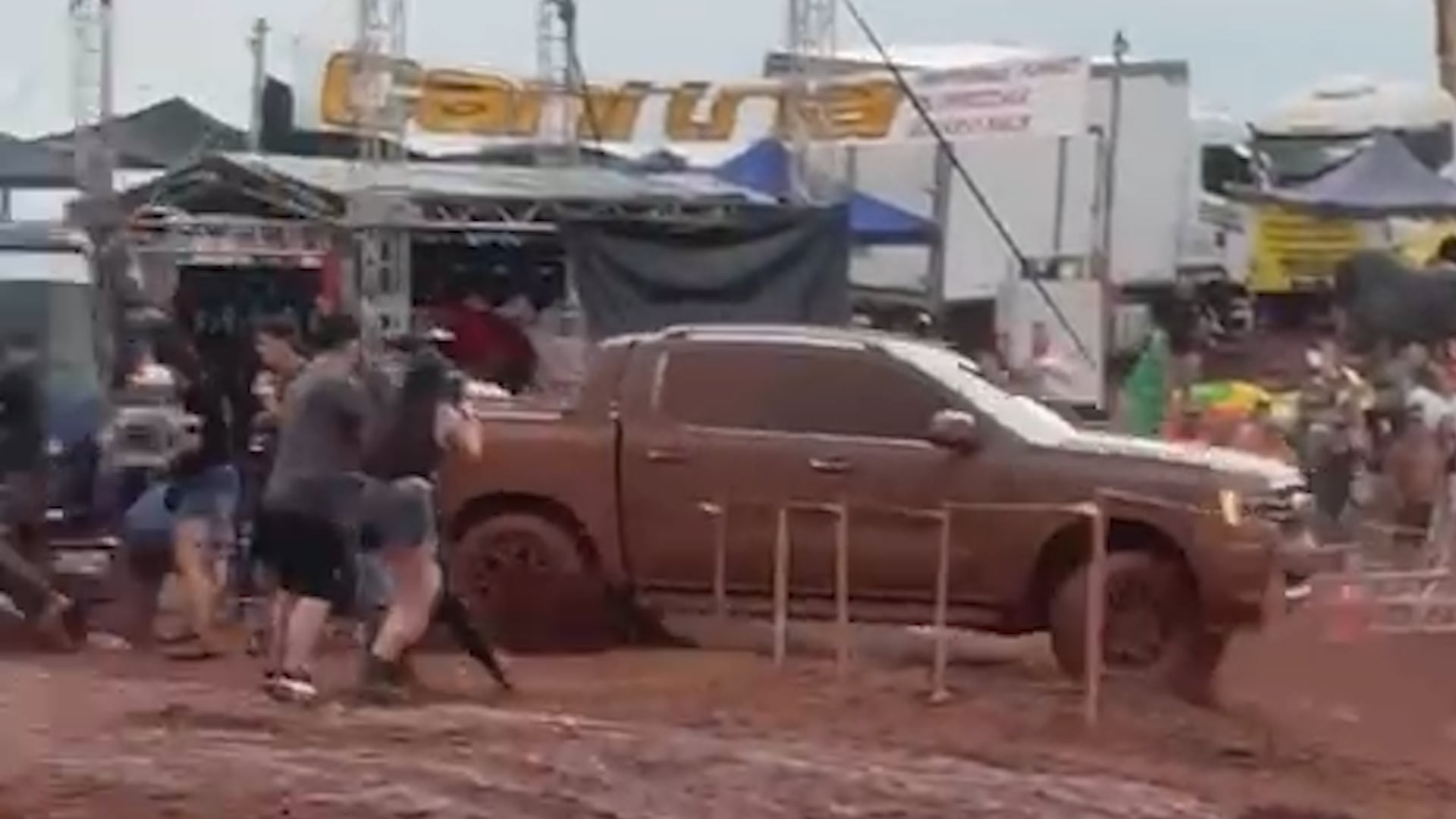 Una camioneta 4×4 perdió el control y atropelló a un grupo de personas en una competencia clandestina en Misiones