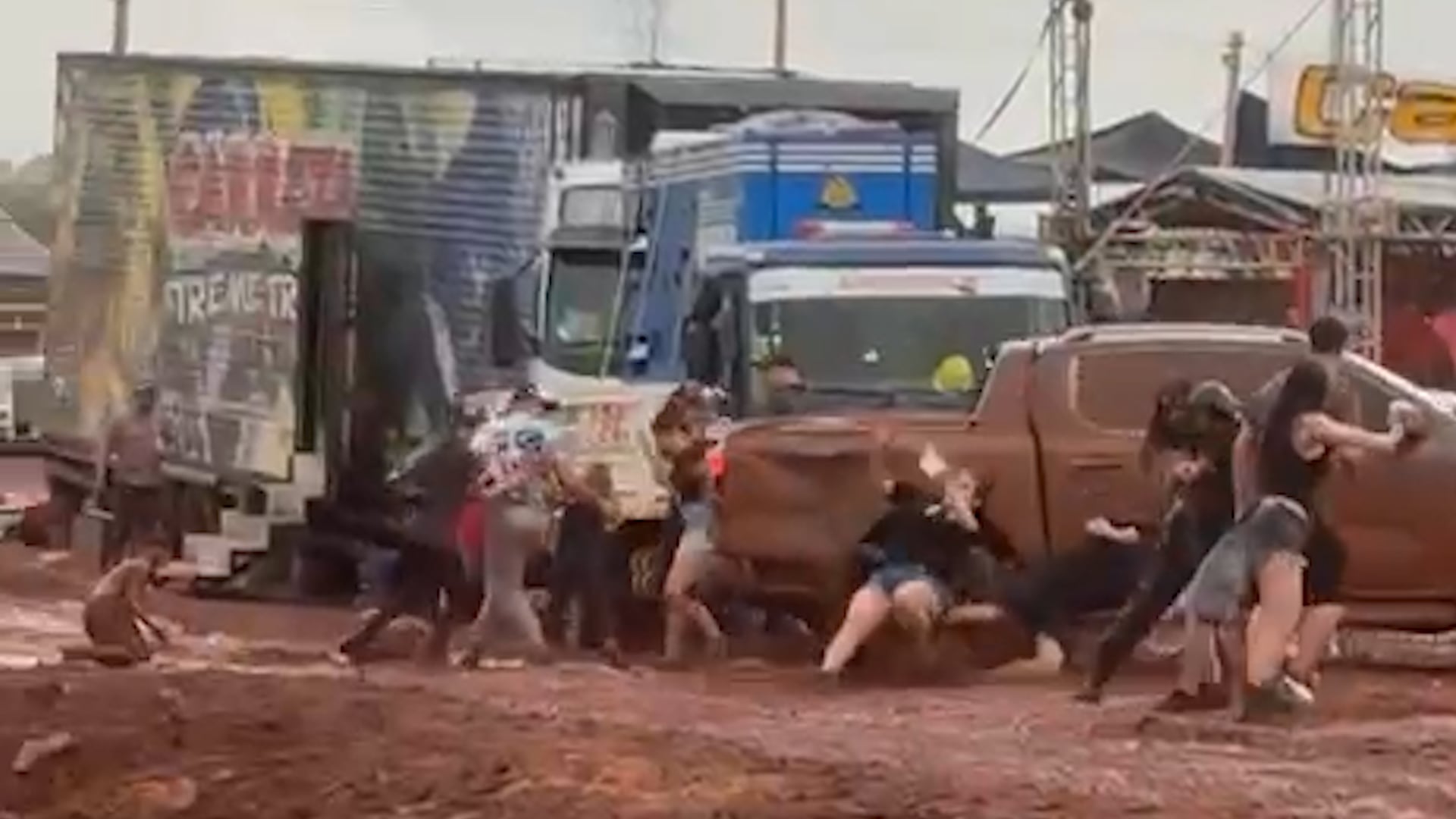 Un grupo de personas fue embestidas por una camioneta cuando perdió el control 