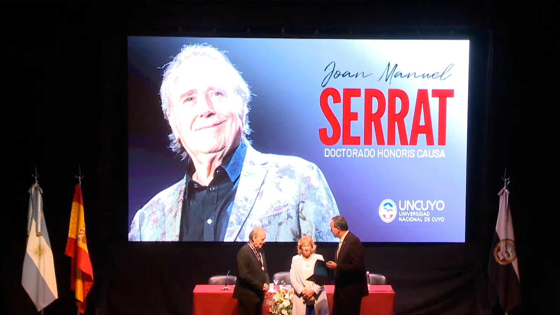 Joan Manuel Serrat recibió el Doctorado Honoris Causa de la Universidad Nacional de Cuyo en un acto realizado el viernes 13 de marzo 