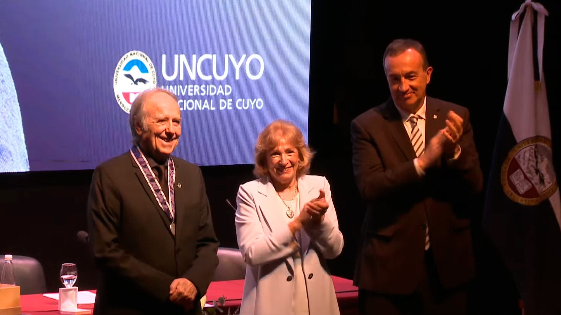 Joan Manuel Serrat junto a las autoridades de la UNCuyo: la rectora Esther Sánchez y el vicerrector Gabriel Fidel