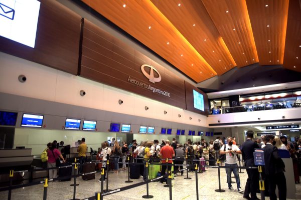 Una discusión por el volumen de la música en el aeropuerto de Mendoza terminó a los golpes: hay un detenido y un herido