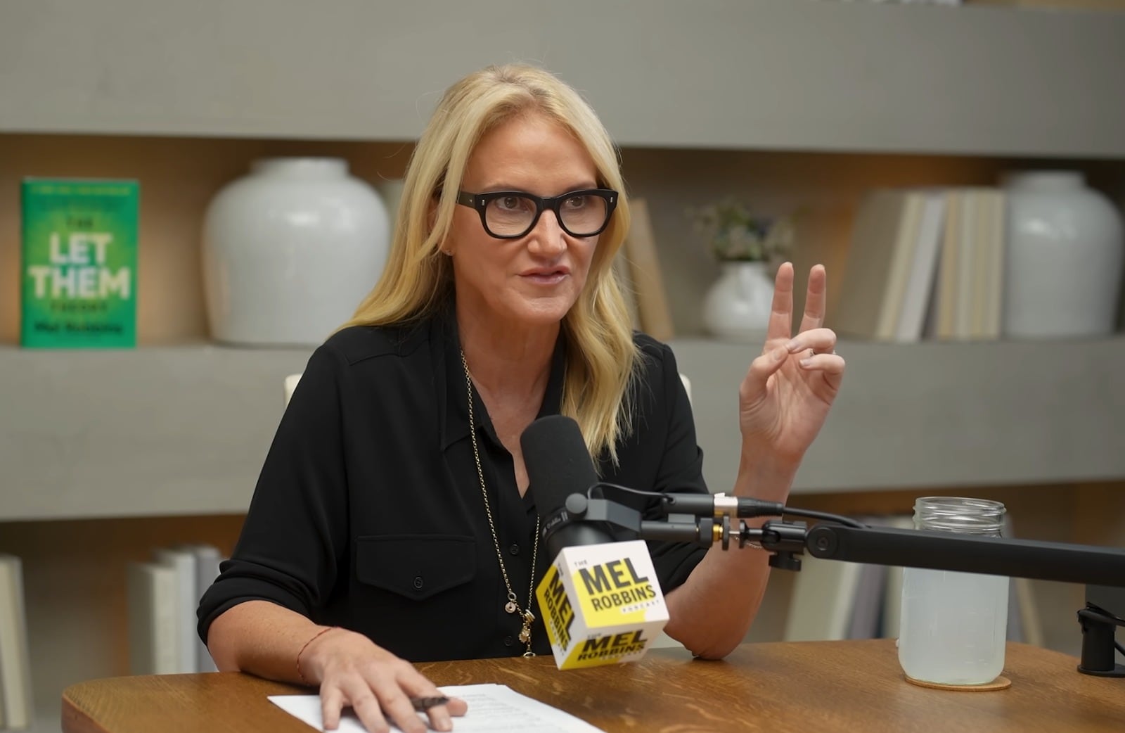 Mel Robbins, reconocida autora y oradora motivacional, comparte su visión y consejos durante una sesión de grabación de su exitoso podcast, inspirando a la audiencia con su energía.