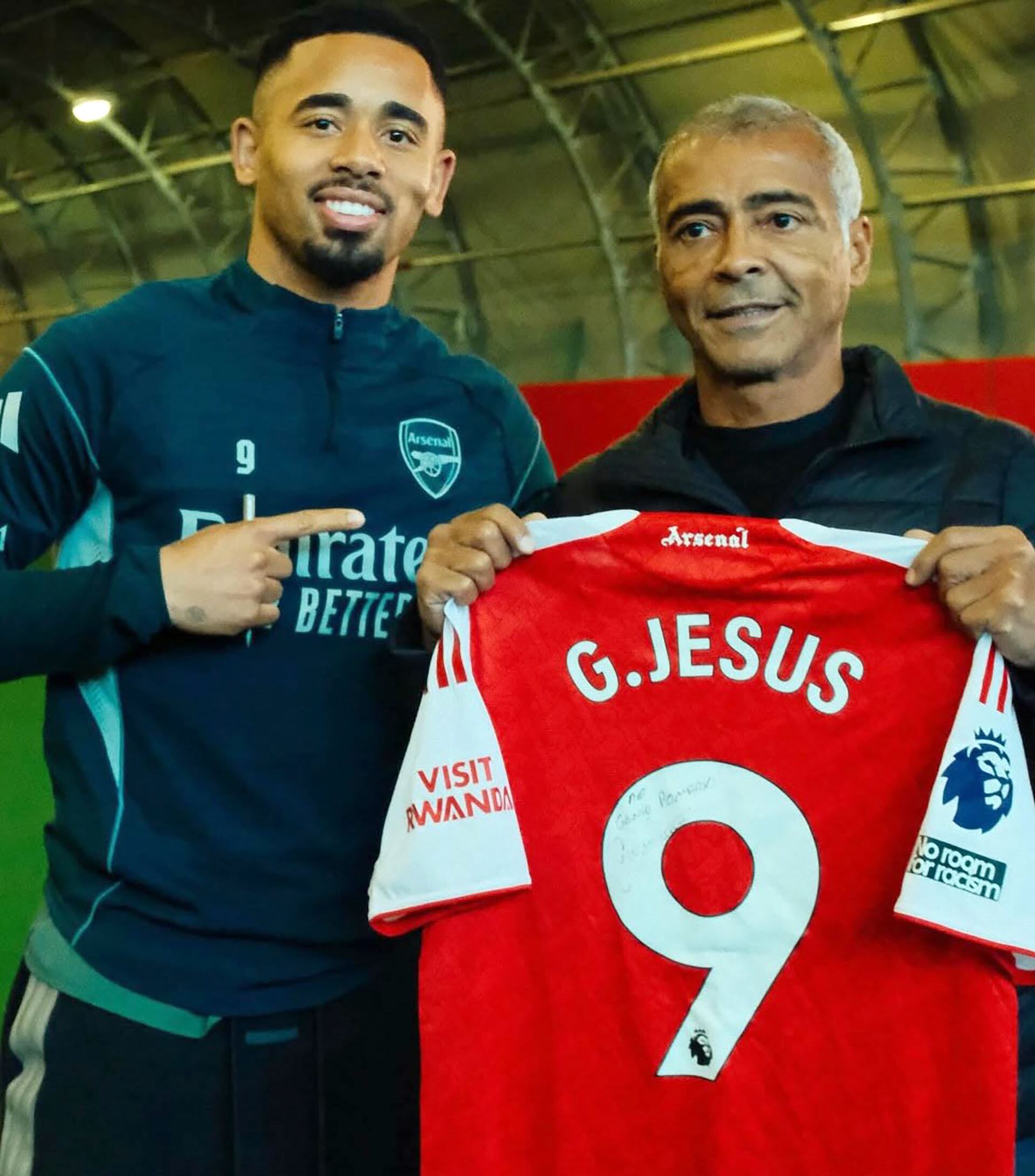El delantero del Arsenal, Gabriel Jesus, compartió un momento con la leyenda del fútbol brasileño Romário