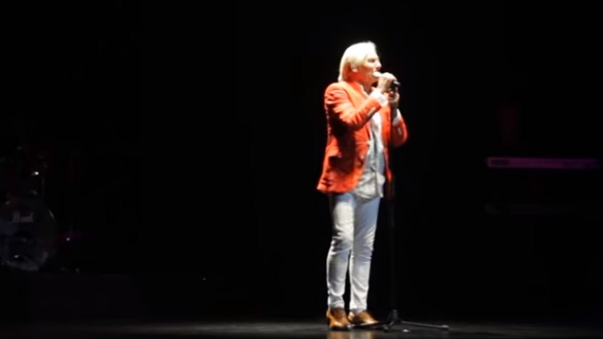 Una infancia pobre, una bancarrota y quince años sin poder cantar por un cuadro de estrés: la vida de Sergio Denis, fuera del éxito