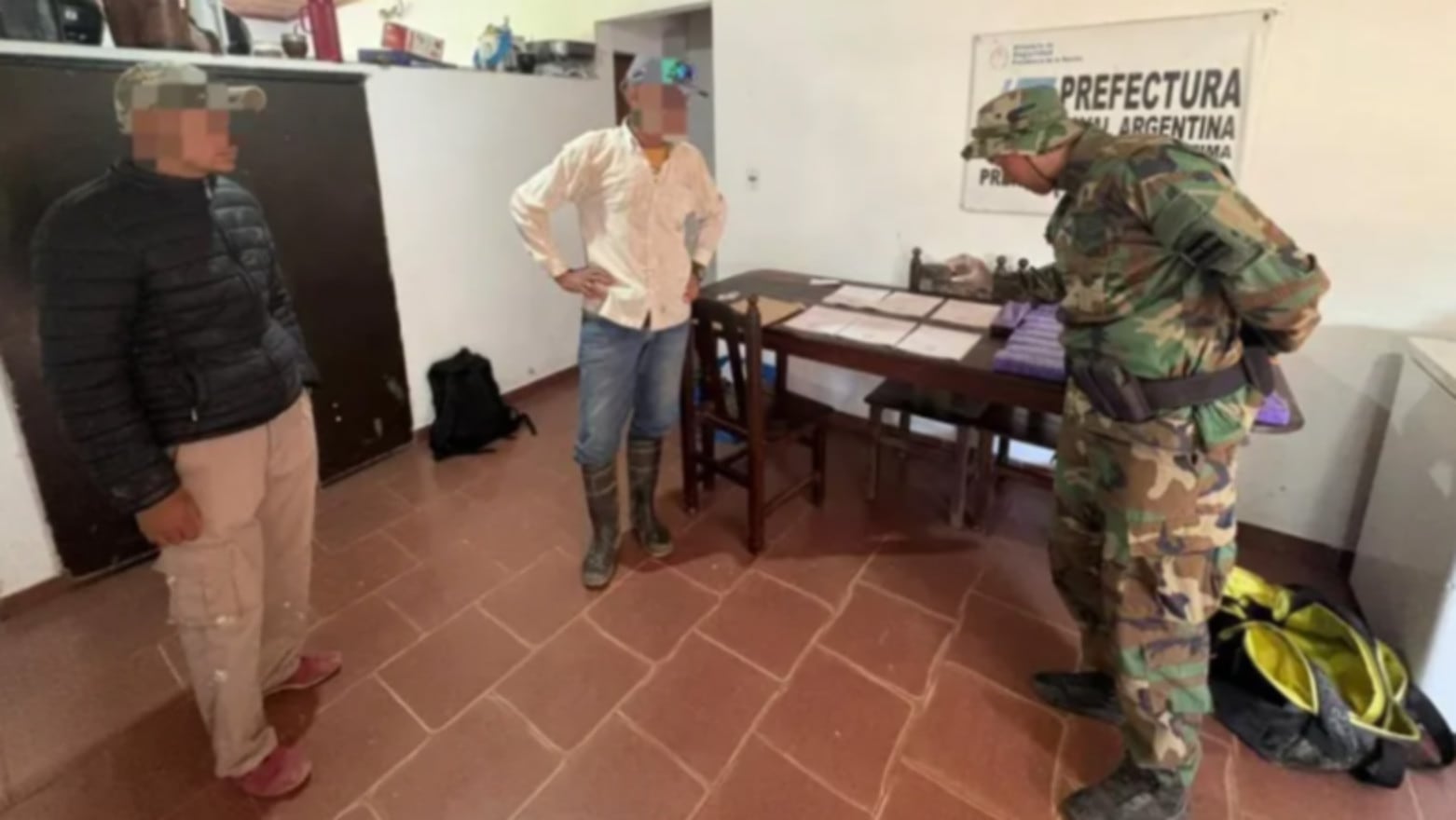 Agentes de la Prefectura Naval Argentina inspeccionan documentos en Chaco, como parte de un operativo que resultó en la incautación de marihuana (Prefectura Naval)