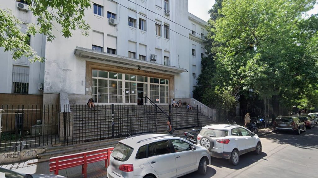 Una mujer fue detenida por apuñalar a su inquilino: lo acusó de masturbarse frente a sus hijos