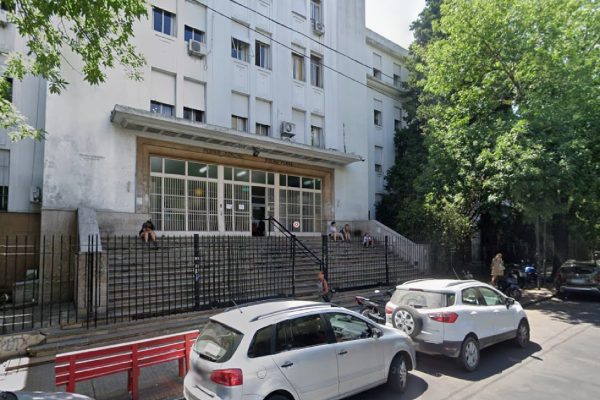 Una mujer fue detenida por apuñalar a su inquilino: lo acusó de masturbarse frente a sus hijos