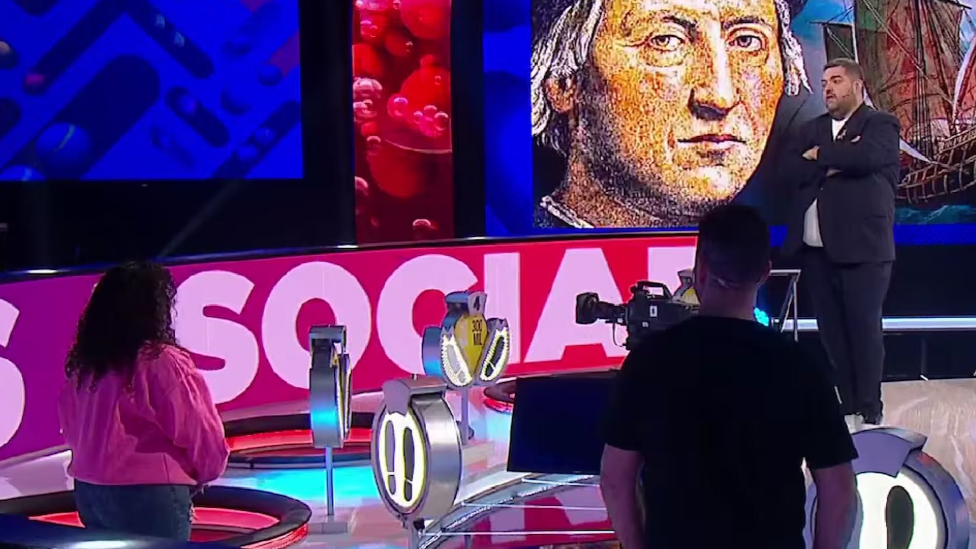 El conductor le dio rienda suelta a su curiosidad en plena emisión (Captura de video)