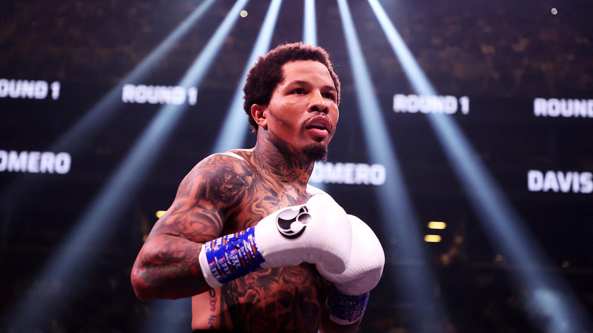 La posible revancha entre Davis y Cruz representa una oportunidad única para que el mexicano se consolide como referente global de los superligeros (AFP)