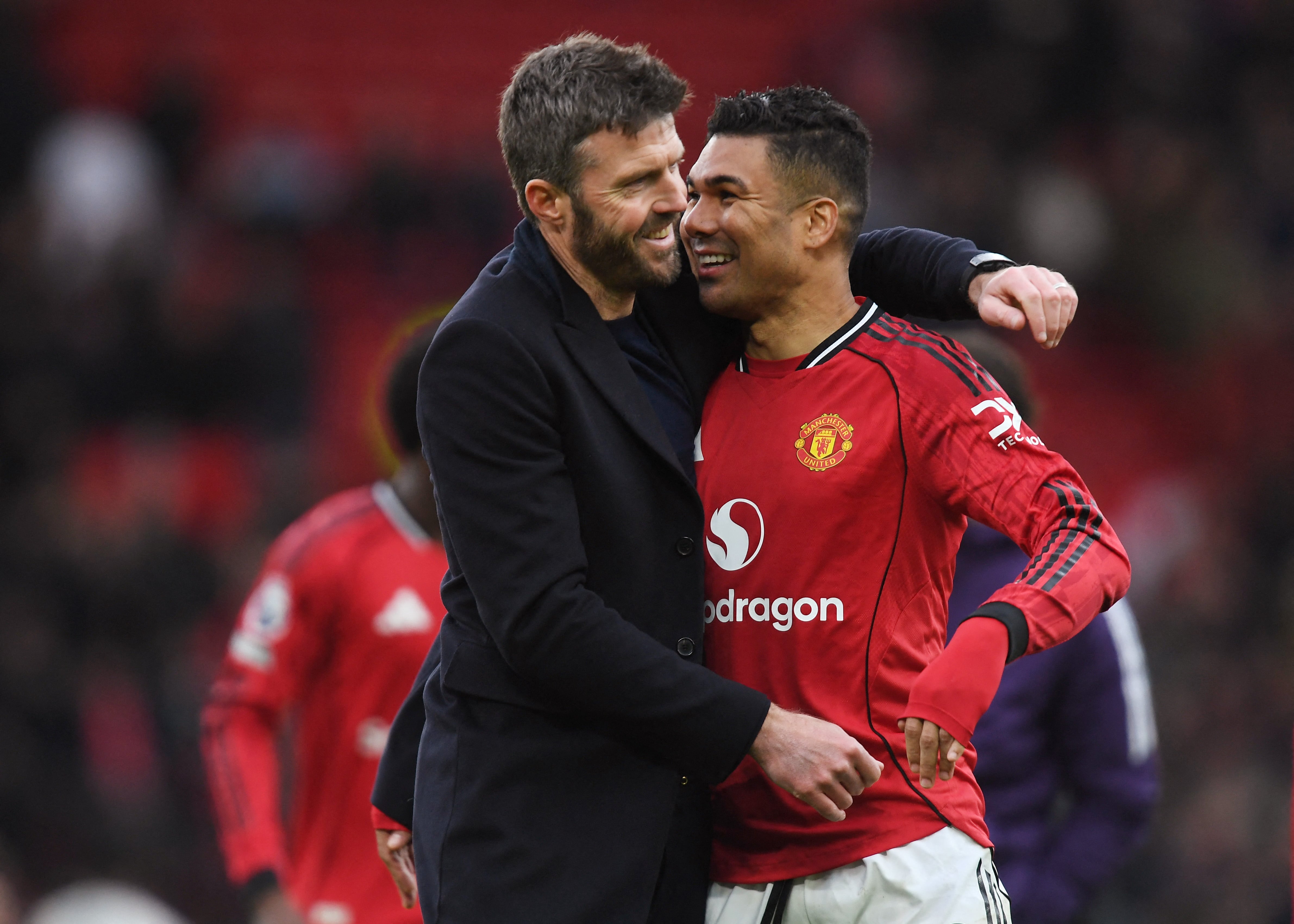 Casemiro junto a Michael Carrick, el entrenador del club inglés (REUTERS/Peter Powell)