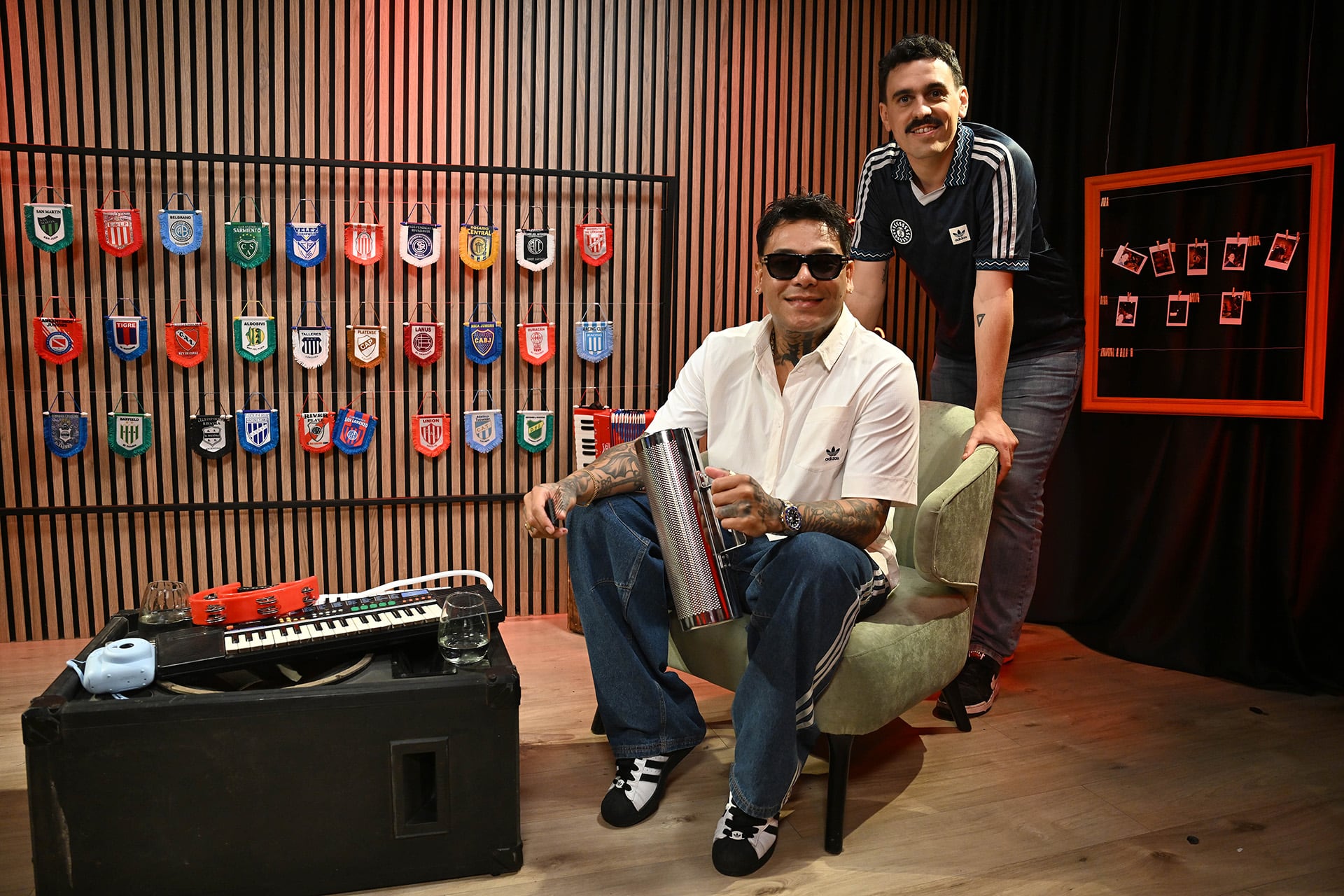 Manu Jove recibió a Uriel Lozano, que llegó a Nunca me faltes con algunos de sus instrumentos (Maximiliano Luna)