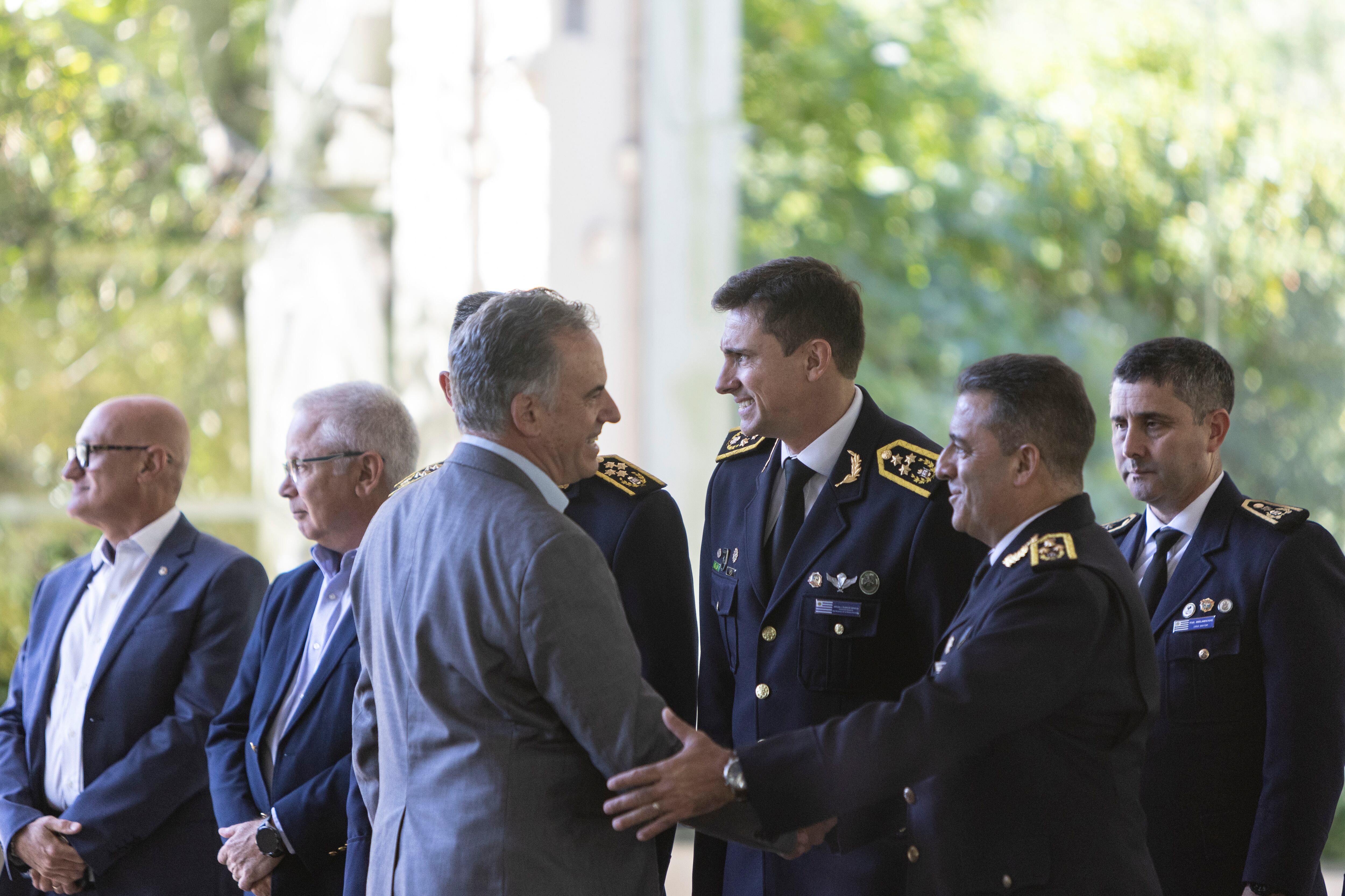 El presidente de Uruguay, Yamandú Orsi, junto a jerarcas policiales (Camilo dos Santos Ayala, Presidencia)