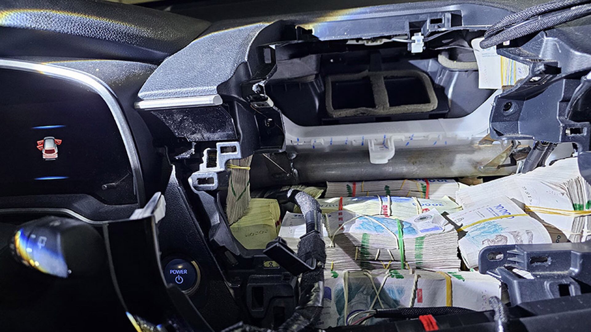 Los fajos de dinero se encontraban distribuidos detrás de la salida del aire acondicionado y del sistema de sonido, por debajo del volante y la gaveta y en el sector de la palanca de cambios.