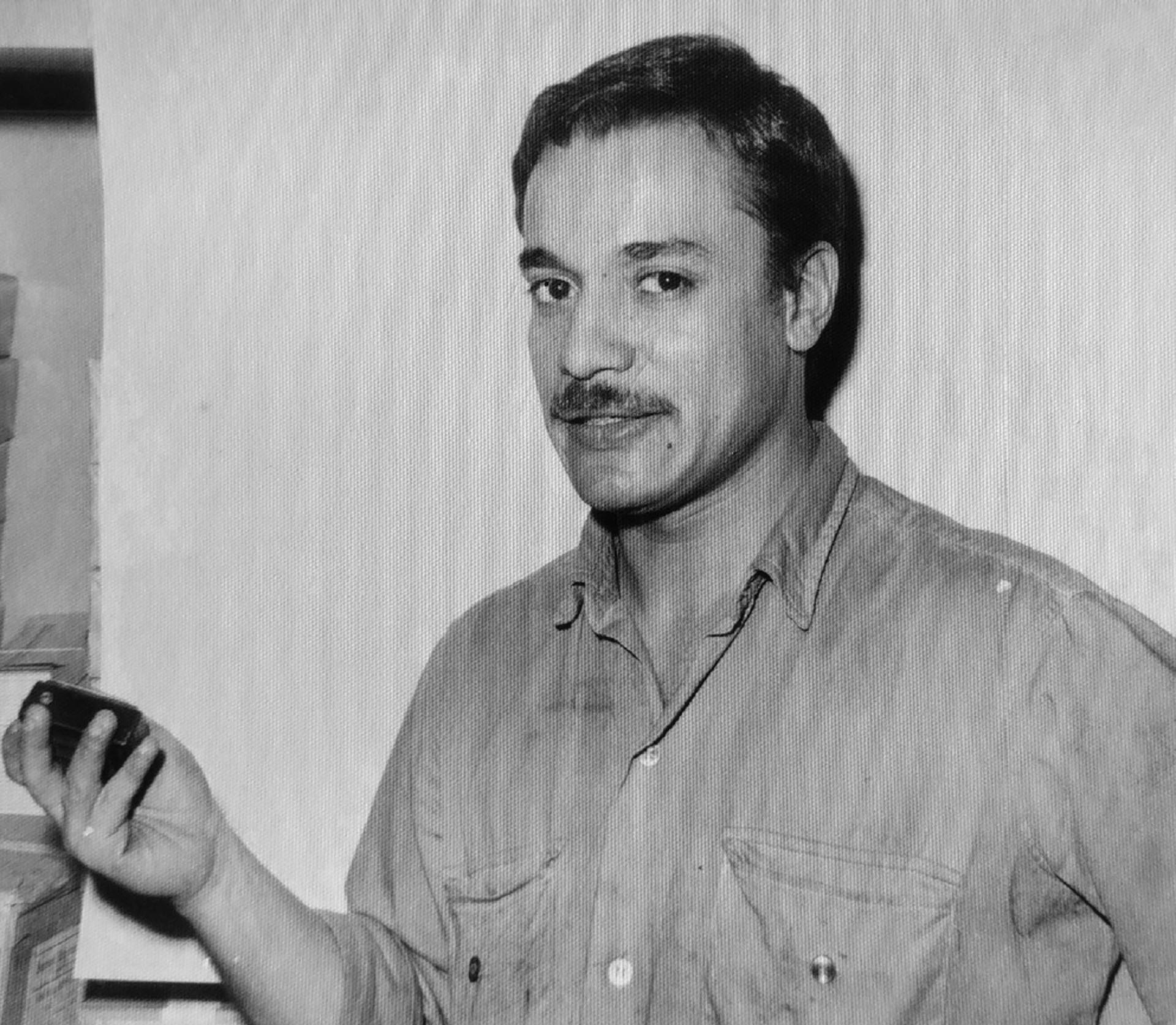 Víctor Basterra, sobreviviente de la ESMA y fotógrafo clave, retratado en una imagen que evoca su rol en la documentación de crímenes de lesa humanidad. (Sol Basterra)