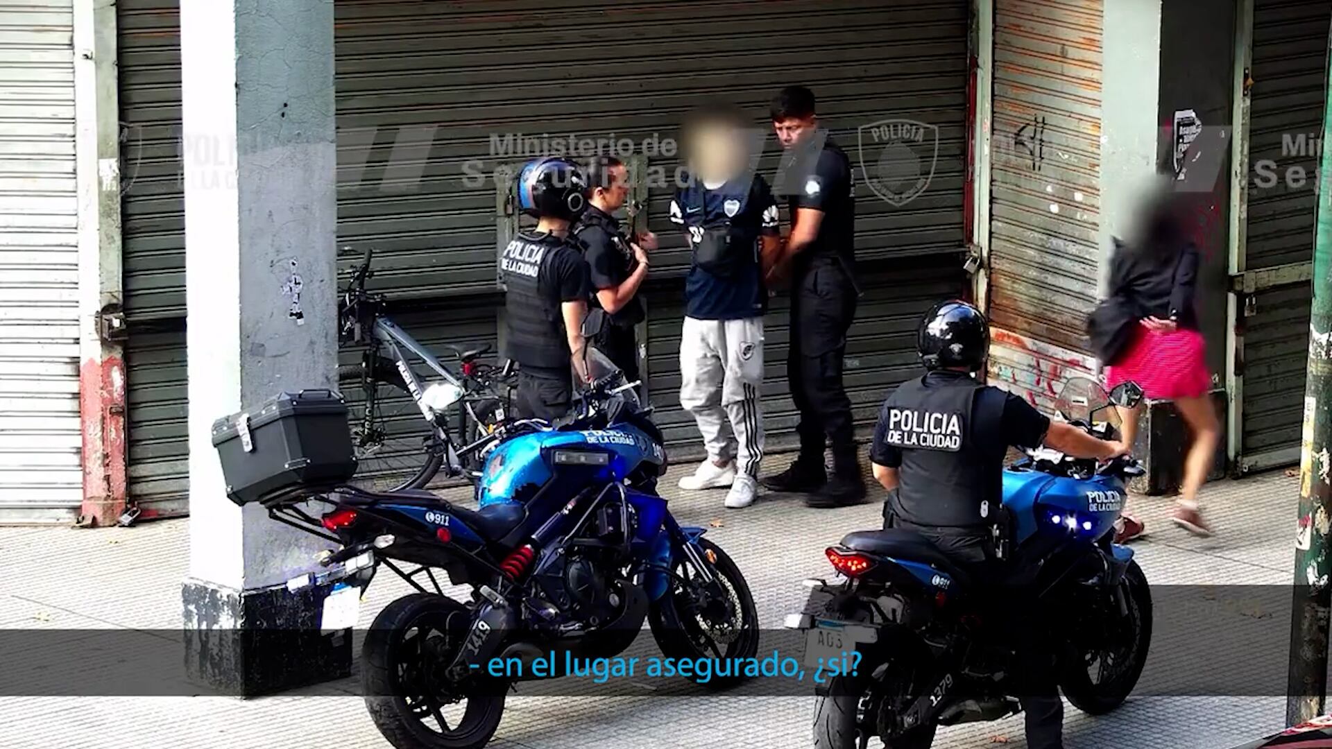Uno de los detenidos vestía la camiseta del Club Atlético Boca Juniors.