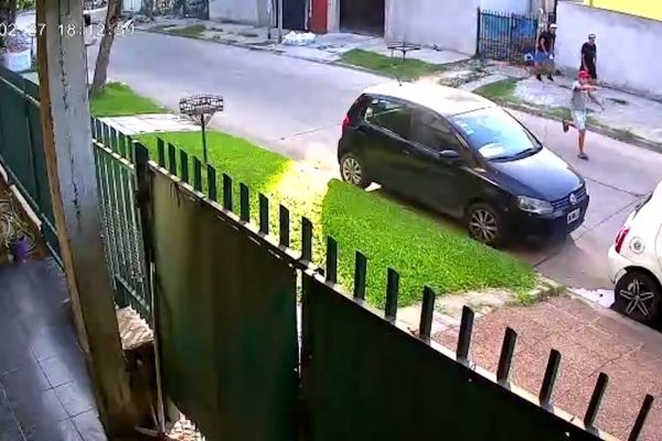 Video: en un robo, le dispararon por la espalda a un policía de civil que ya había entregado su auto