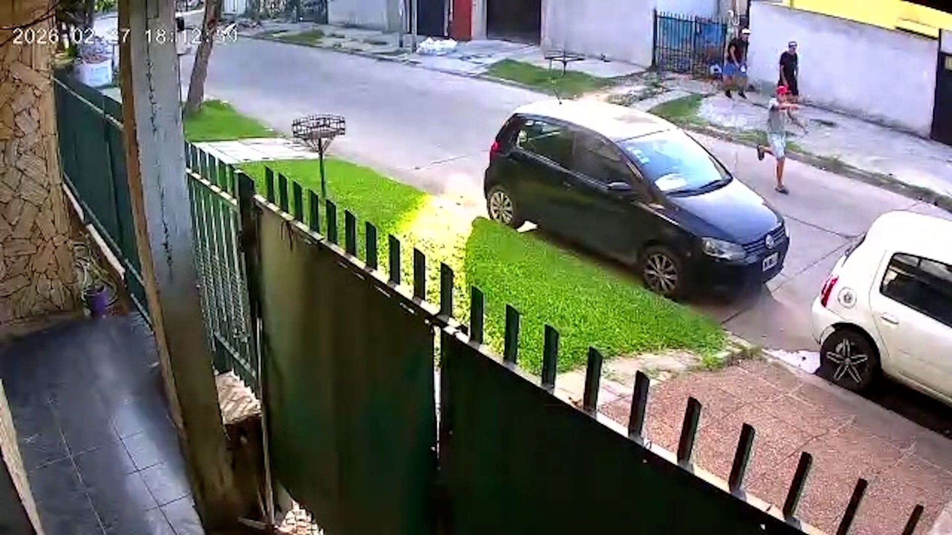 Video: en un robo, le dispararon por la espalda a un policía de civil que ya había entregado su auto