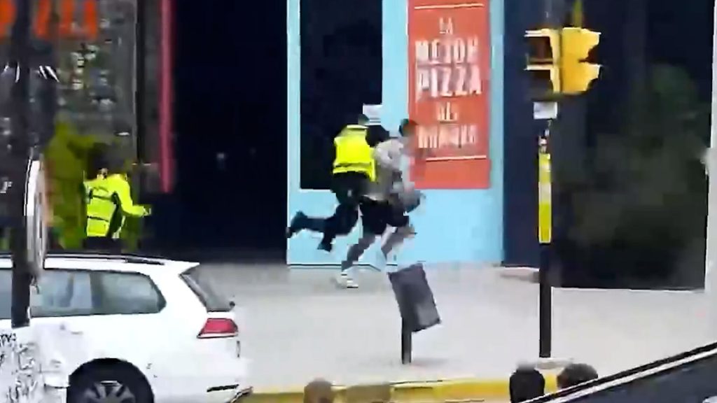Video: un agente municipal detuvo a un ladrón con un tackle en pleno centro de Mendoza