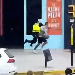 Video: un agente municipal detuvo a un ladrón con un tackle en pleno centro de Mendoza