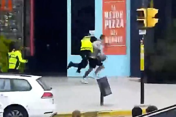 Video: un agente municipal detuvo a un ladrón con un tackle en pleno centro de Mendoza