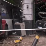 Violento choque en el barrio de Constitución: un colectivo sobre la vereda, un patrullero dentro de una pizzería y casi 10 heridos