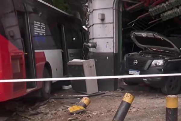 Violento choque en el barrio de Constitución: un colectivo sobre la vereda, un patrullero dentro de una pizzería y casi 10 heridos