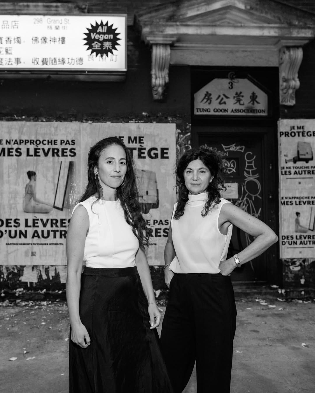 Las productoras Valentina Merli y Violeta Kreimer posan juntas en un póster promocional de su cortometraje 'Two People Exchanging Saliva', nominado a Mejor Cortometraje de Acción Real