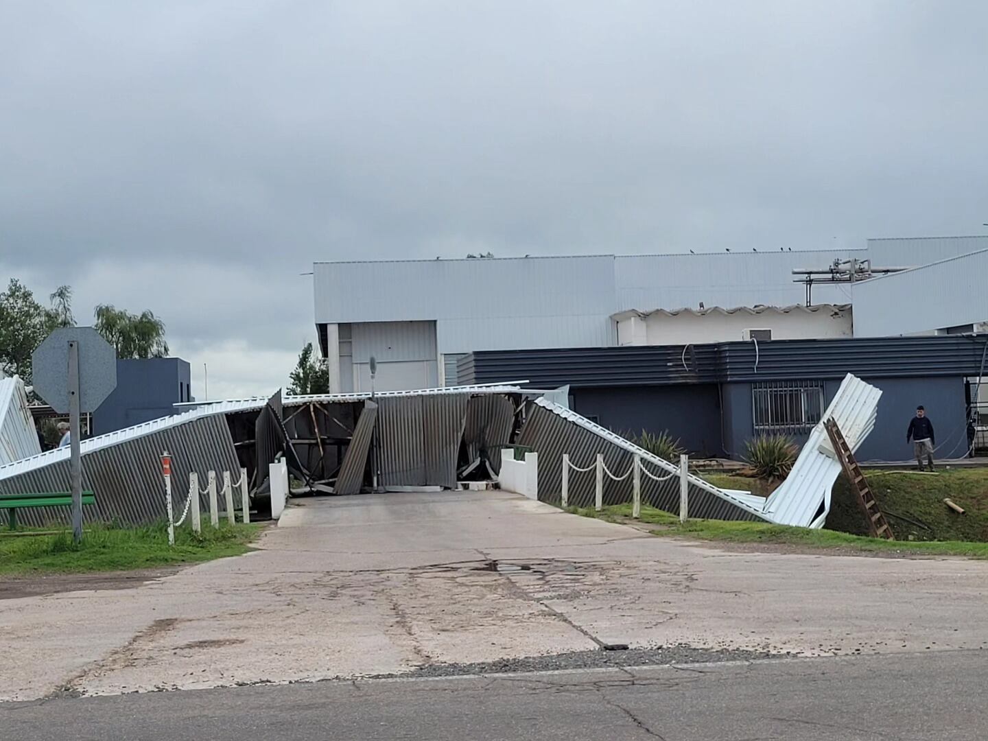 Según registraron, las ráfagas de viento superaron los 100 km/h (Facebook: Radio Ciudad de Coronel Moldes)