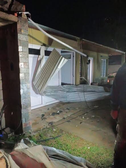 Varias viviendas de Coronel Moldes sufrieron voladuras de techos (Facebook: Córdoba Interior Informa)