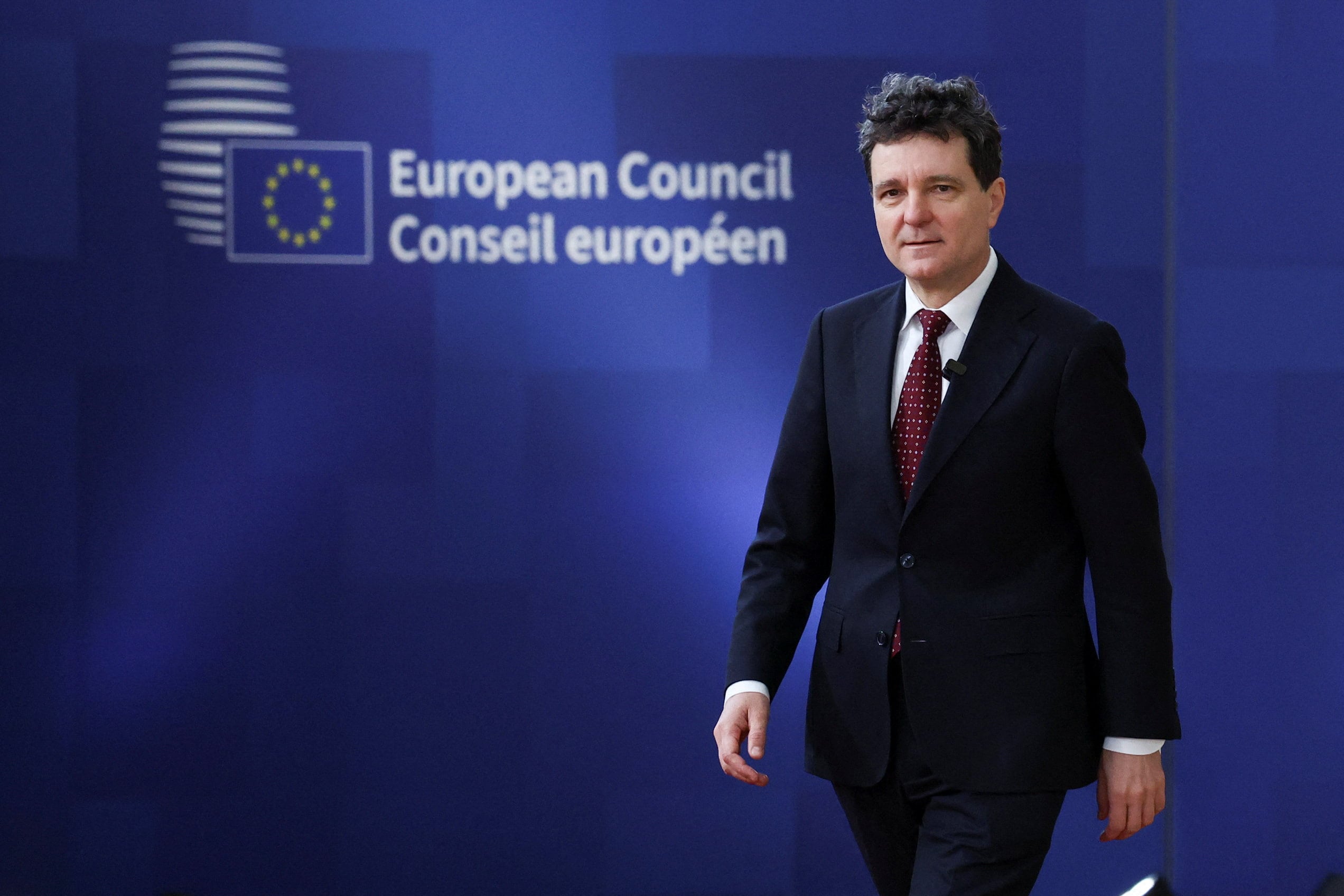 El presidente de Rumania, Nicusor Dan, llega a una cumbre de líderes de la Unión Europea en Bruselas, Bélgica, el 18 de diciembre de 2025. REUTERS/Yves Herman