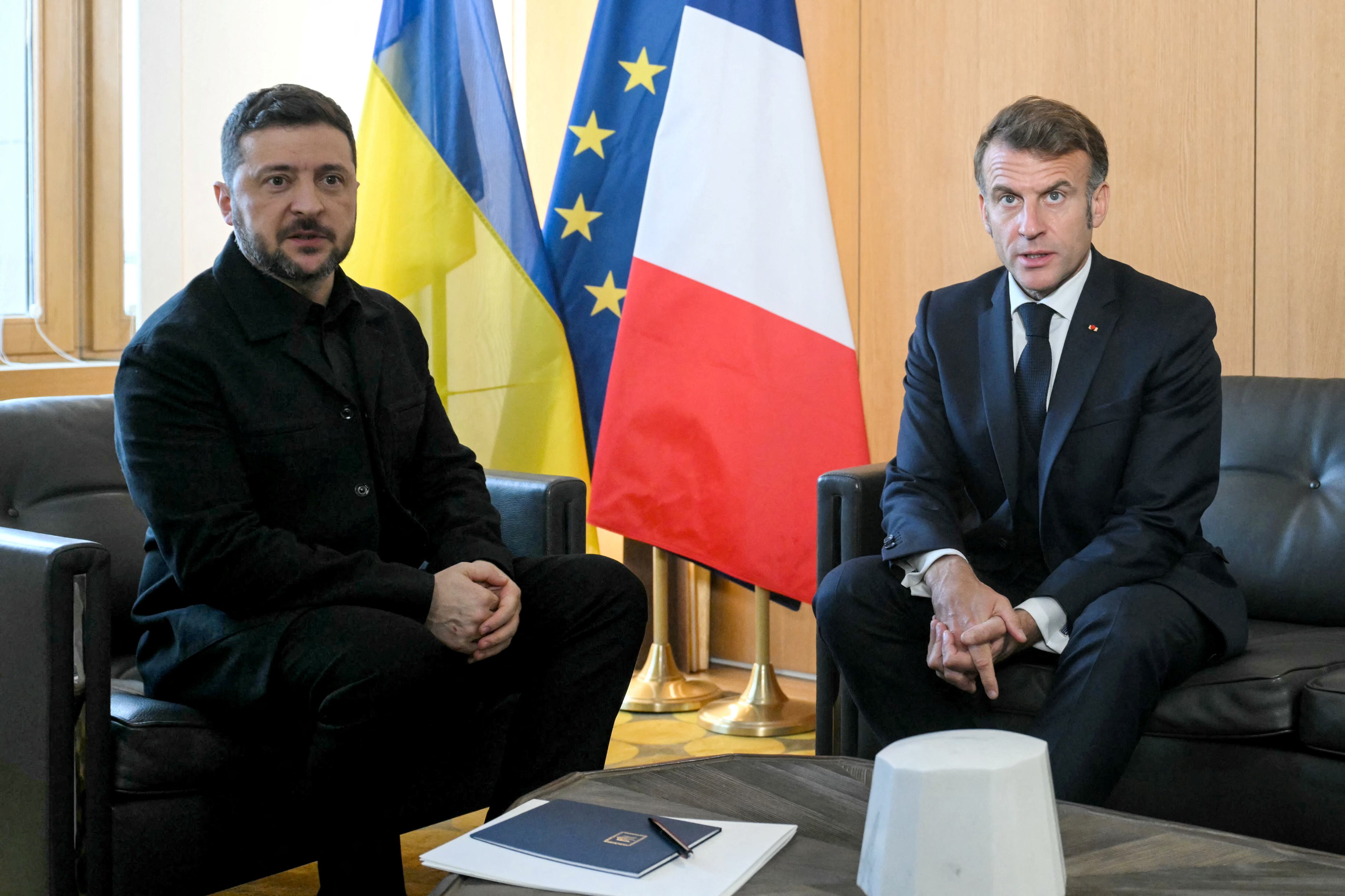 El presidente de Ucrania, Volodymyr Zelensky (izq.), y el presidente de Francia, Emmanuel Macron (der.), posan durante una reunión bilateral al margen de una reunión del Consejo Europeo que reúne a los 27 líderes de la UE para debatir sobre Ucrania, la defensa europea, los recientes acontecimientos en Oriente Medio, la competitividad, la vivienda y la migración, en Bruselas, Bélgica, el 23 de octubre de 2025. Nicolas Tucat/Pool vía REUTERS