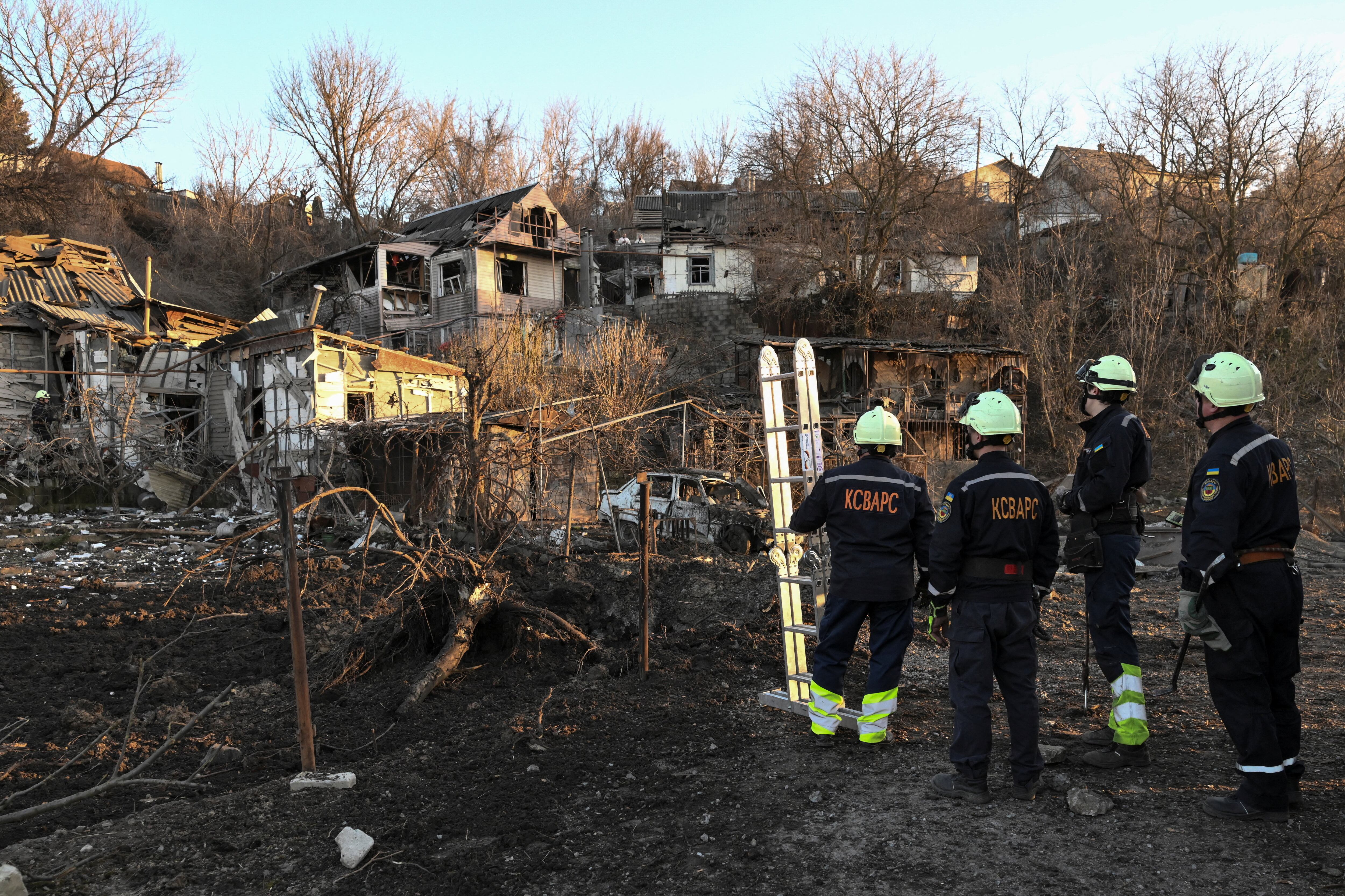 Rescatistas observan edificios residenciales dañados en el lugar de un ataque aéreo ruso, en medio del ataque de Rusia a Ucrania, en Zaporizhia, Ucrania, el 11 de marzo de 2026. REUTERS/Stringer