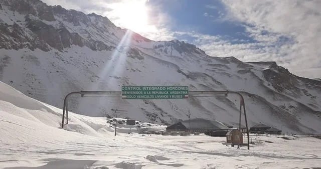 Autoridades de ambos países recomiendan evitar viajes a alta montaña ante las intensas nevadas, lluvias y baja visibilidad en el cruce andino (@PasoCRMza)