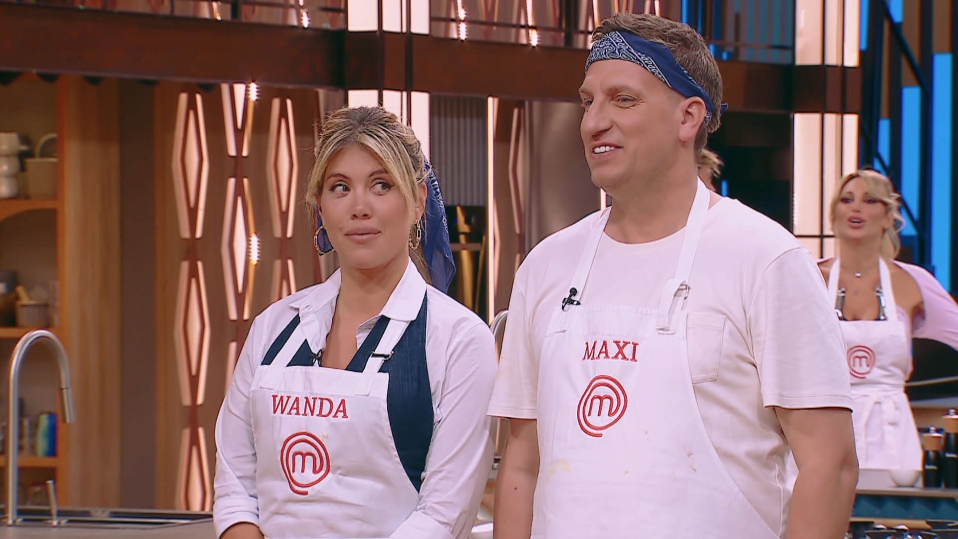 Wanda Nara y Maxi López, con delantales de Masterchef, aparecen juntos en el set de grabación mientras se acerca el emocionante final del popular concurso de cocina. (Captura de video)