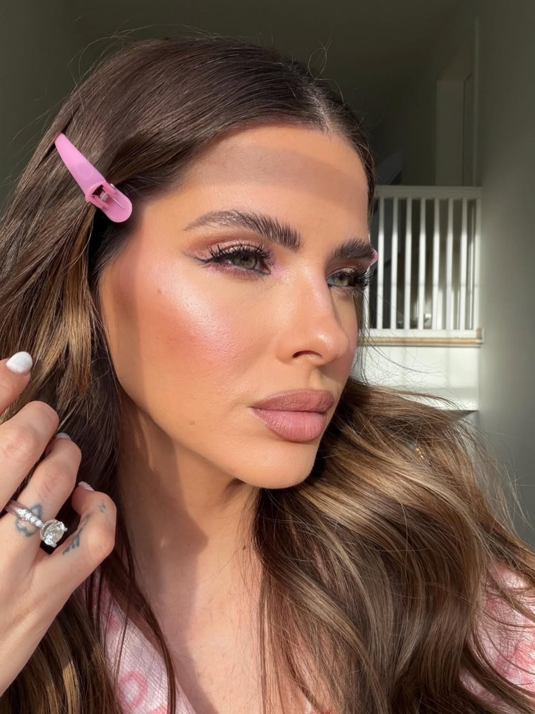 La exCasi Ángeles resaltó con un maquillaje en tonos claros y un anillo similar al de la empresaria